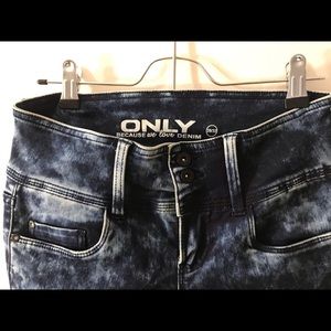 Blue skinny jeans with light blue wash
